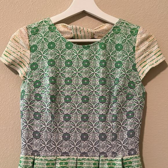 Tailored Pleated Midi Dress with Short Sleeves - Picture 2 of 9